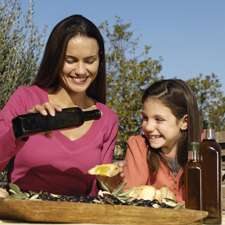 Degustare correttamente l'Olio Pangia Extravergine di oliva italiano, significa vivere al meglio la buona tavola.